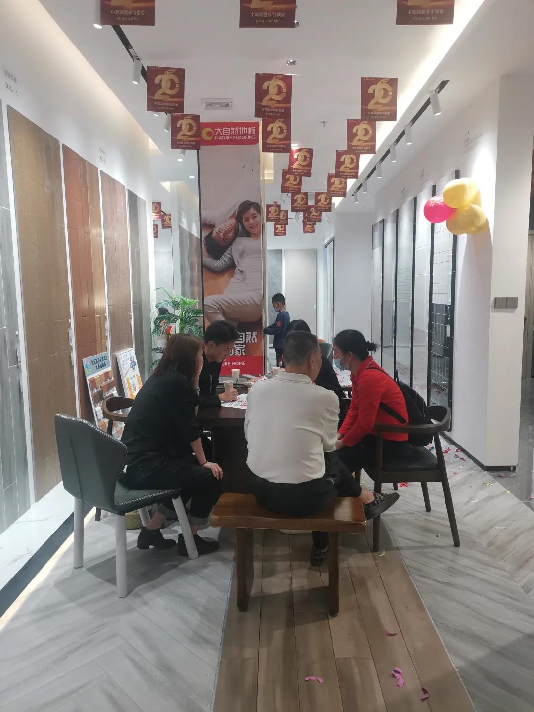 聽說，華美樂這2家店，開業(yè)第一天就被擠爆了！